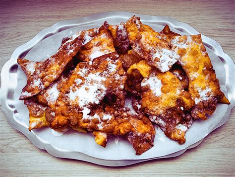 Orejas de Carnaval tradicionales en un plato