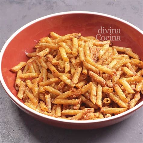 Pasta chips crujientes en un bol con aderezo