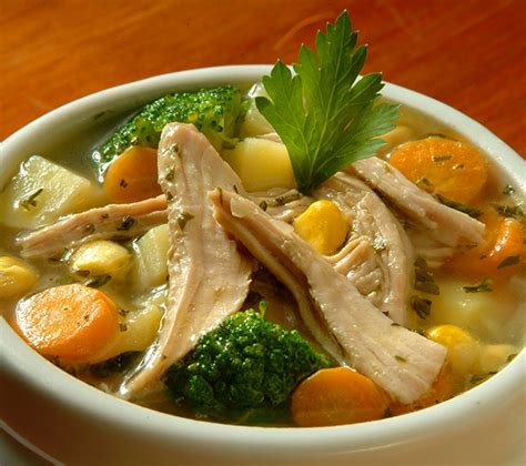 Alas de pavo con vegetales y hierbas aromáticas