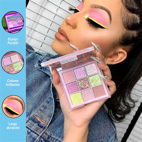 Mujer eligiendo una paleta de sombras pastel