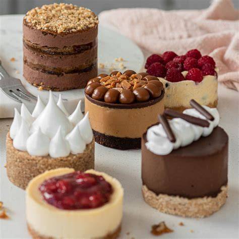 Variedad de pasteles individuales y mini tartas