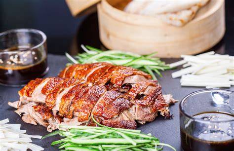 Pato asado a la pekinesa cortado en finas láminas