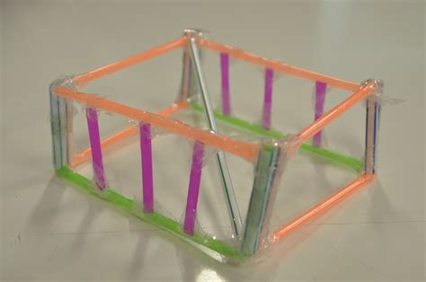 estructura de pajitas en la caja