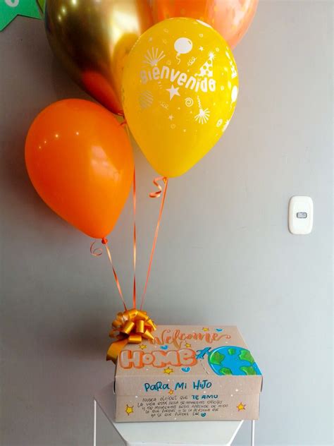 caja de palomitas decorada con globos y corazones