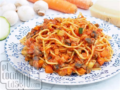 Plato de espaguetis integrales con verduras y salsa de tomate