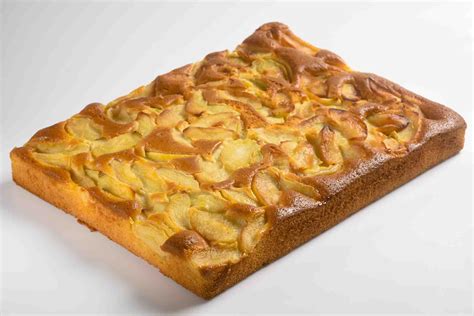 Coca de manzana con buttermilk en un plato