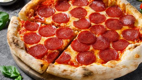 Pizza rellena de pepperoni antes de hornear