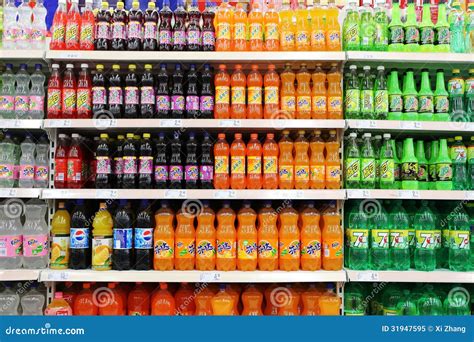 Estante de supermercado con bebidas azucaradas