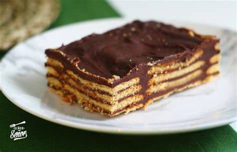 Tarta de galletas con capas de crema y chocolate