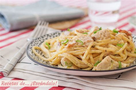 Plato de espaguetis cremosos con pollo y perejil