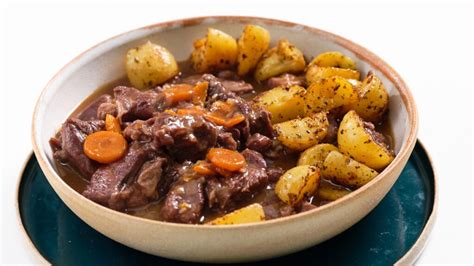 Plato de falda guisada con patatas con hierbas frescas