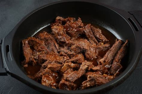 Carne de falda sellándose en una cazuela