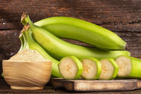 Plátanos macho verdes y maduros