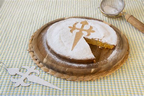 Tarta de Santiago recién horneada con la cruz marcada