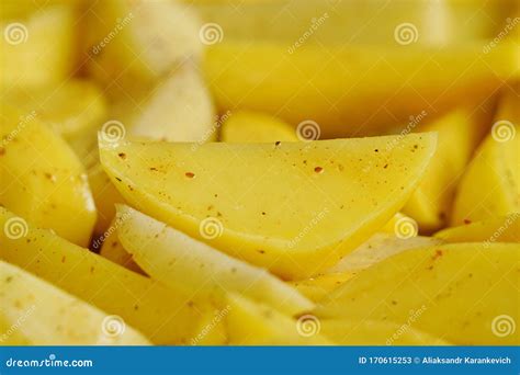 Patatas peladas y cortadas en trozos