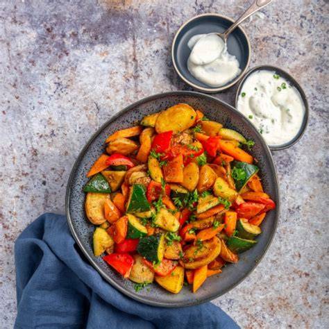 Sartén de patatas con verduras salteadas