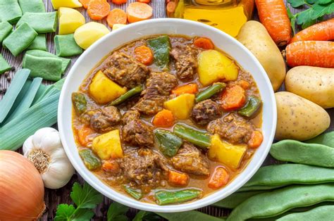 Tazón humeante de ternera guisada con verduras