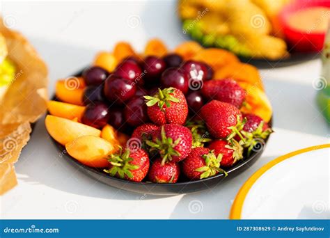 Plato con frutas variadas y un medidor de glucosa
