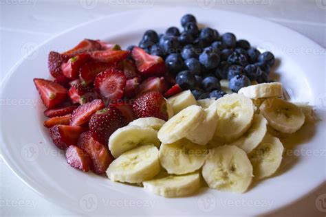 Plato de fresas y arándanos frescos