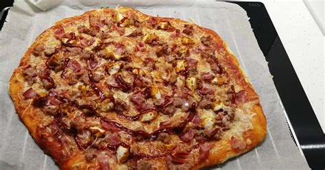 Pizza barbacoa antes de hornear