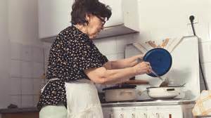 Abuela gallega cocinando tortilla de pan en una lareira