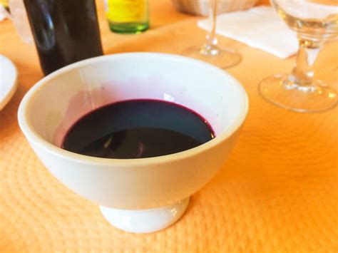 Vino Barrantes en tazas de loza blanca