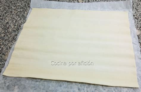 Masa de hojaldre extendida sobre una superficie.