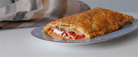 Hojaldre relleno de pimientos y queso recién salido del horno.