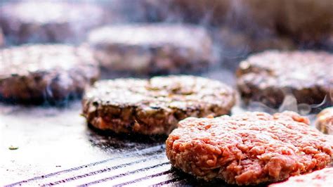 Hamburguesas cocinándose en la plancha
