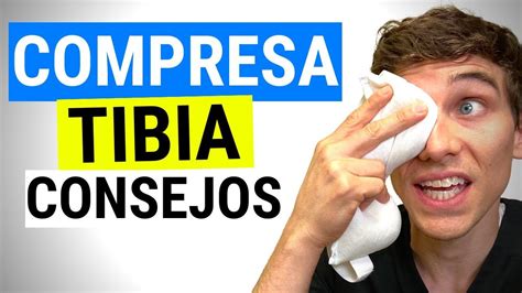 Persona aplicando una compresa tibia sobre un forúnculo