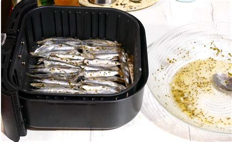 Boquerones en la cubeta de la freidora de aire