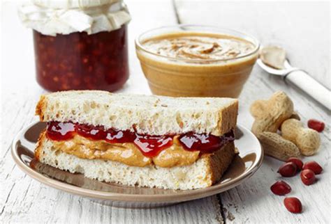 Sándwich PB&J clásico con mantequilla de cacahuete y mermelada