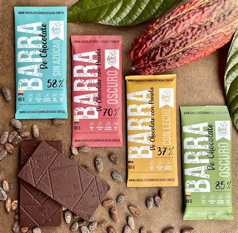 Barra de chocolate oscuro con al menos 70% de cacao, acompañada de fresas