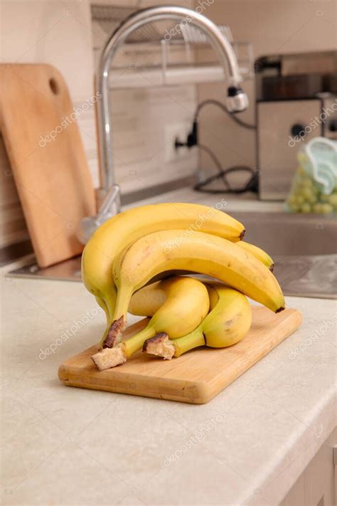 Plátanos maduros sobre una mesa de cocina
