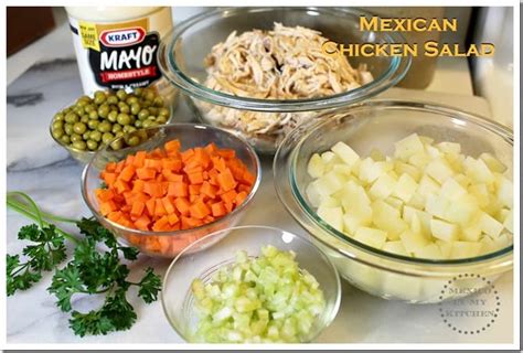 Ingredientes frescos para ensalada de pollo y papas