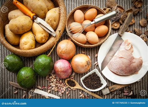 Mesa de ingredientes listos para cocinar