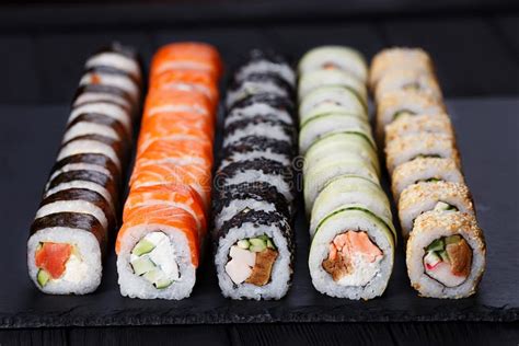 variedad de sushi fresco servido en bandejas para llevar