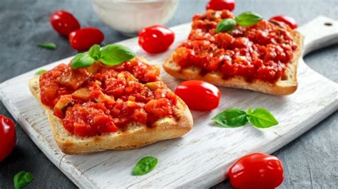 Variedad de tostadas con tomate y café