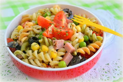 Ensalada de pasta lista para servir en un bol