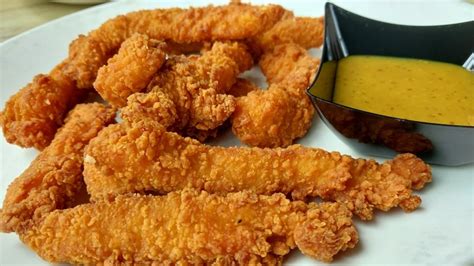 Tiras de pollo horneándose en una bandeja