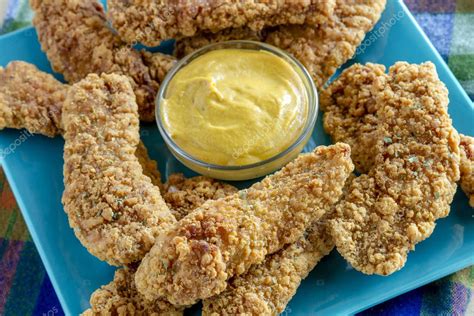 Variedad de salsas para tiras de pollo