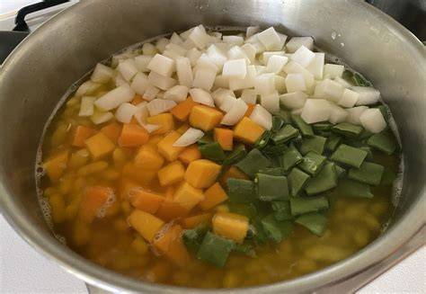 Verduras pochando en la olla
