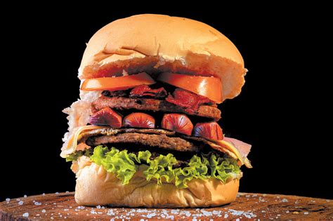 Hamburguesa de carne y chorizo con ingredientes frescos