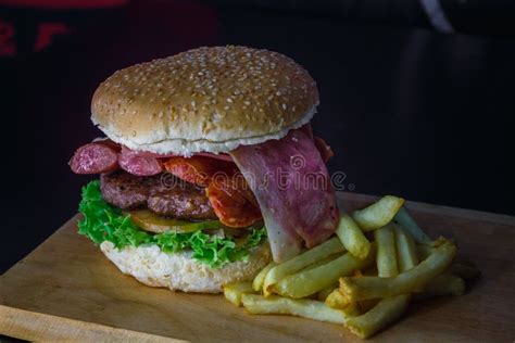 Hamburguesa de carne y chorizo con aderezo de yogur
