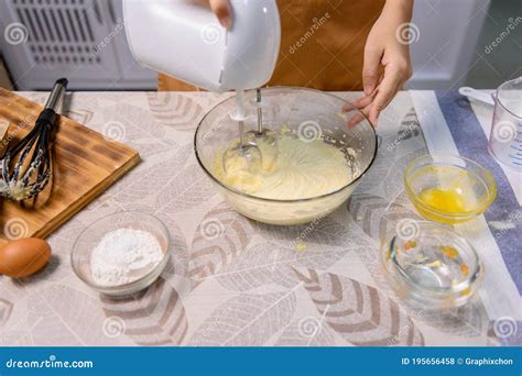 Mezclando ingredientes líquidos para bizcocho