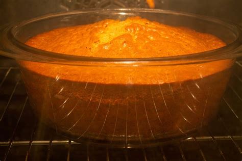 Bizcocho de calabaza horneándose en el horno