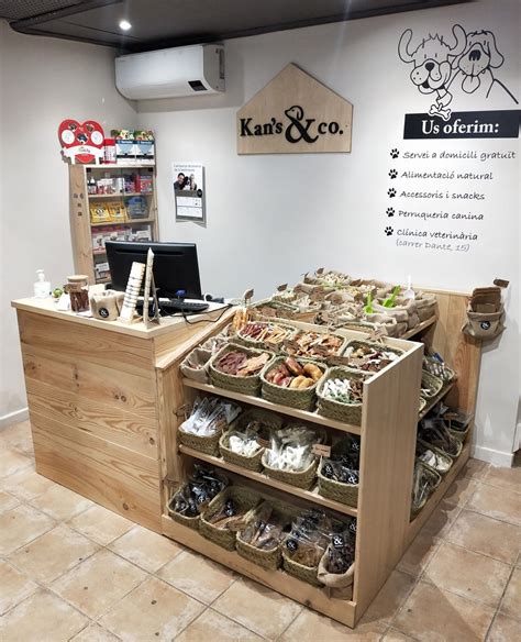 Interior de una tienda Madreamiga con mostrador lleno de productos y zona de café