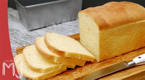 Pan de molde casero recién horneado con corteza uniforme