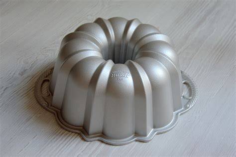Molde Bundt con un bizcocho decorado