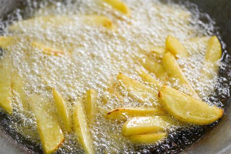 Alimentos friéndose en aceite caliente